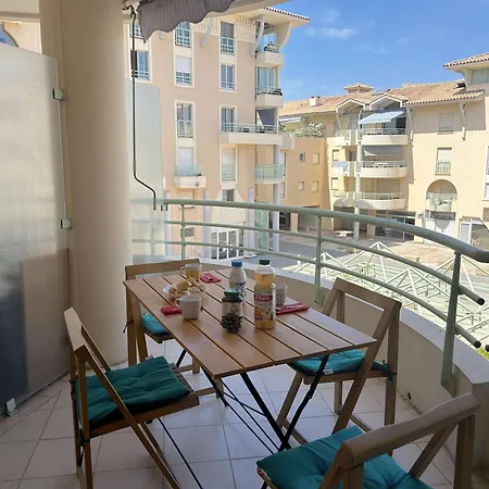 Cosy Avec Terrasse, Clim, A 50m Et 100m Commerces, - Fr-1-226a-177 Frejus