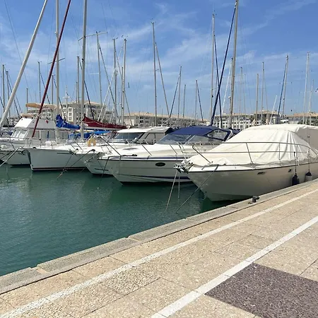 Cosy Avec Terrasse, Clim, A 50m Et 100m Commerces, - Fr-1-226a-177 Frejus